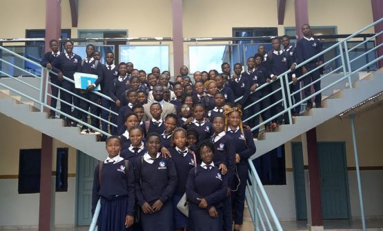 Les élèves du Collège CEFAT réunis dans l’établissement, photographie d’archives